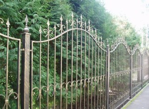 забор кованый